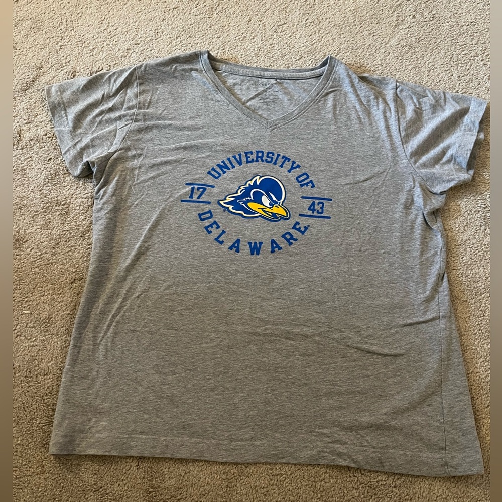 Women’s high v-neck University of Delaware tee